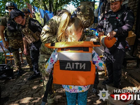 На Донеччині «білі янголи» вивезли з Нью-Йорка трьох дітей та їхню матір