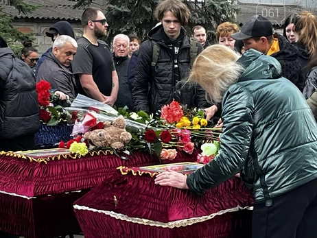 В Запорожье похоронили маму, папу и дочь, погибших от российского дрона