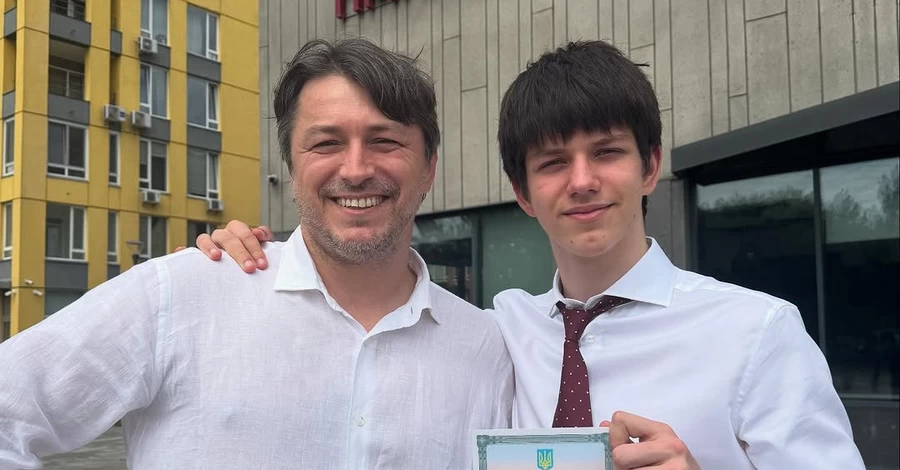 Сергей Притула показал редкий снимок с 16-летним сыном-выпускником
